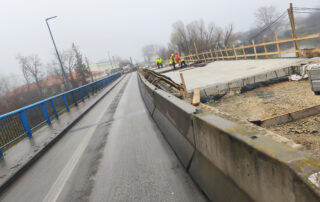Rekonštrukcia mostného objektu v správe SÚC TTSK – pracovníci pri betonáži novej mostovky vedľa prevádzky