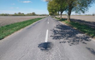 Cesta III/1428 medzi Dolným Štálom a Okočom pred rekonštrukciou – popraskaný asfaltový kryt a lokálne vysprávky
