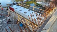 Prefabrikovaný mostný nosník pripravený na osadenie do konštrukcie mosta M999 v Kráľovom Brode