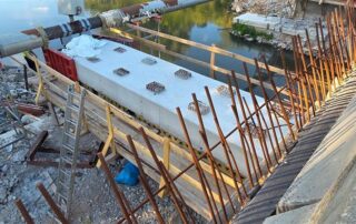 Prefabrikovaný mostný nosník pripravený na osadenie do konštrukcie mosta M999 v Kráľovom Brode