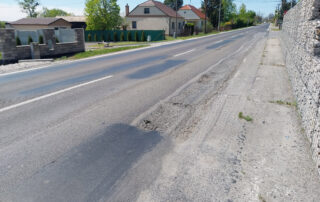 Poškodený okraj vozovky cesty II/500 s výtlkmi a záplatami na výjazde zo Šaštína-Stráží v smere na Senicu
